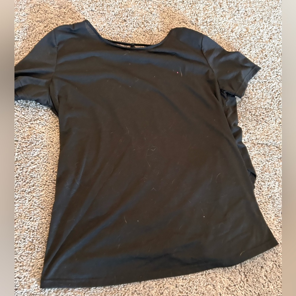Black tshirt with open back details